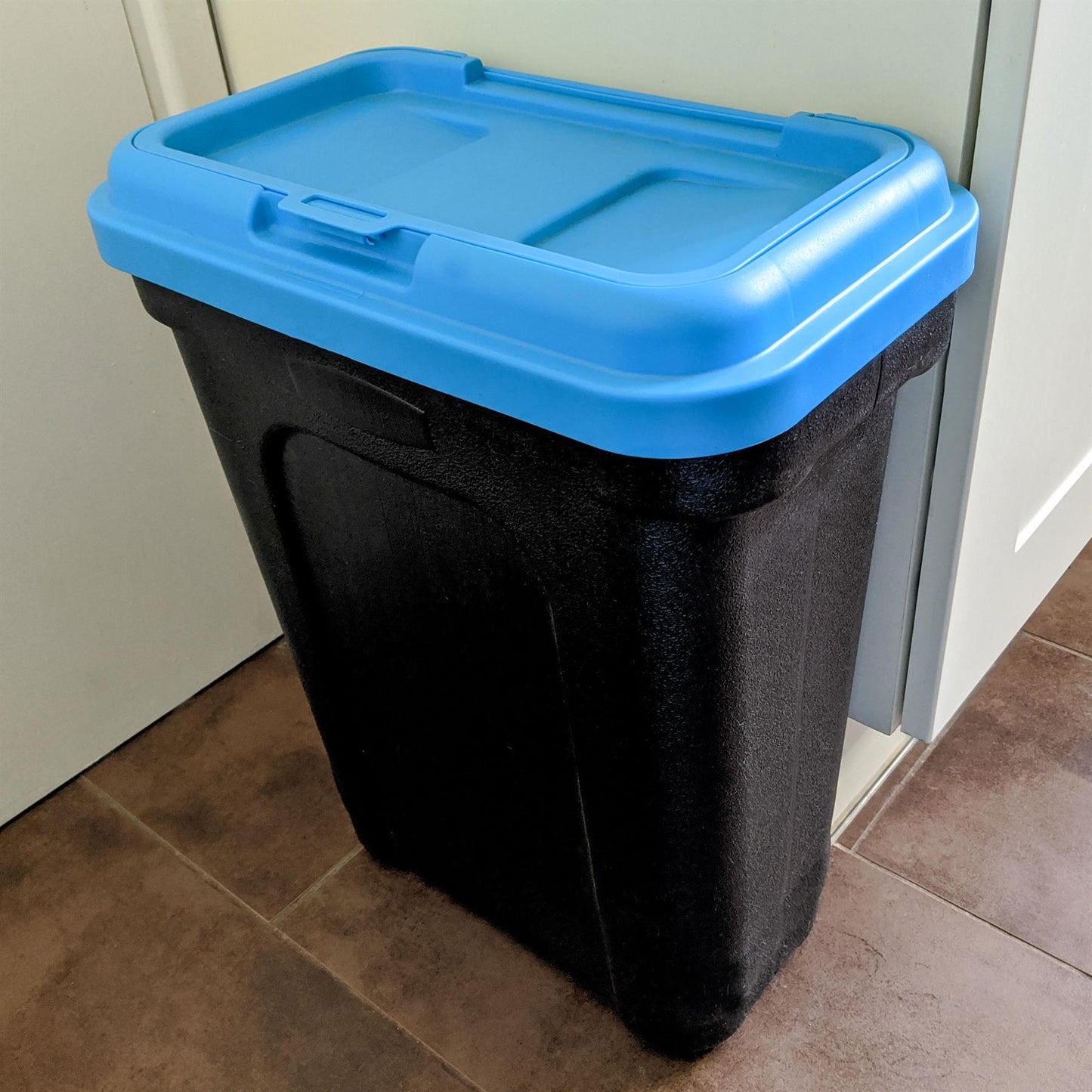 Airtight Containers with Scoop for Dry Pet/Bird/Fish Food  - 7kg (15L) /15kg (30L)